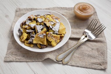 Bir whi üzerinde elma soslu ev yapımı Alman Kaiserschmarrn gözleme