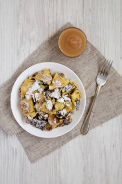 Bir whi üzerinde elma soslu ev yapımı Alman Kaiserschmarrn gözleme