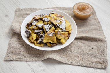 Bir whi üzerinde elma soslu ev yapımı Alman Kaiserschmarrn gözleme