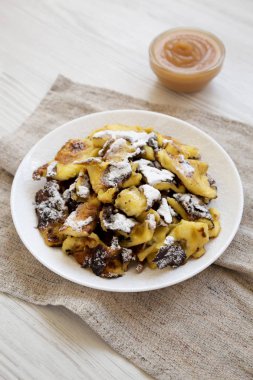 Beyaz tabakta ev yapımı Alman Kaiserschmarrn gözleme, yan vi