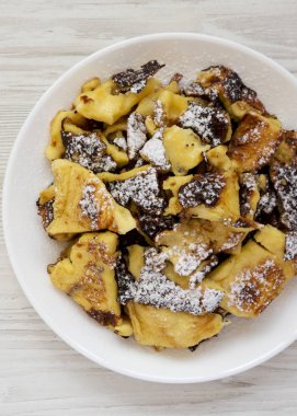 Bir whi üzerinde elma soslu ev yapımı Alman Kaiserschmarrn gözleme