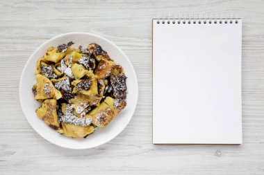 Beyaz bir tabak üzerinde ev yapımı Alman Kaiserschmarrn gözleme, boş n