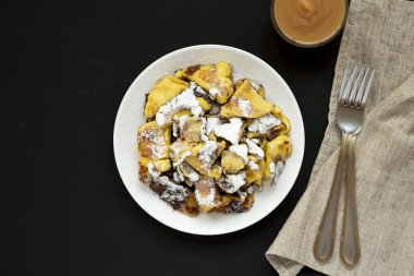 Bir bla üzerinde elma soslu ev yapımı Alman Kaiserschmarrn gözleme