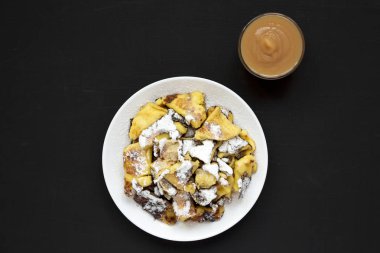 Bir bla üzerinde elma soslu ev yapımı Alman Kaiserschmarrn gözleme