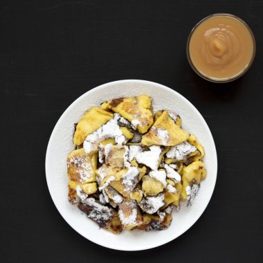 Bir bla üzerinde elma soslu ev yapımı Alman Kaiserschmarrn gözleme