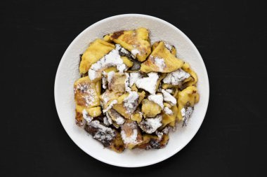 Bir bla üzerinde elma soslu ev yapımı Alman Kaiserschmarrn gözleme