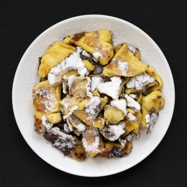 Siyah bir yüzey üzerinde ev yapımı Alman Kaiserschmarrn gözleme, üst v