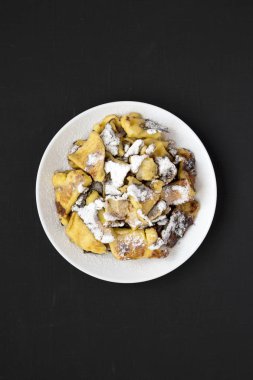 Siyah bir arka plan üzerinde ev yapımı Alman Kaiserschmarrn gözleme, için