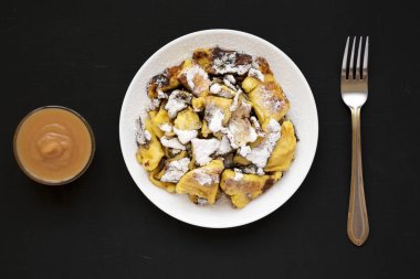 Siyah bir arka plan üzerinde ev yapımı Alman Kaiserschmarrn gözleme, için