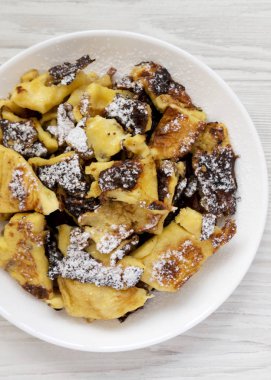 Beyaz ahşap yüzeyüzerinde ev yapımı Alman Kaiserschmarrn gözleme