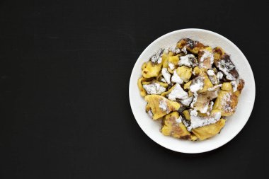 Siyah bir yüzey üzerinde ev yapımı Alman Kaiserschmarrn gözleme, üst v