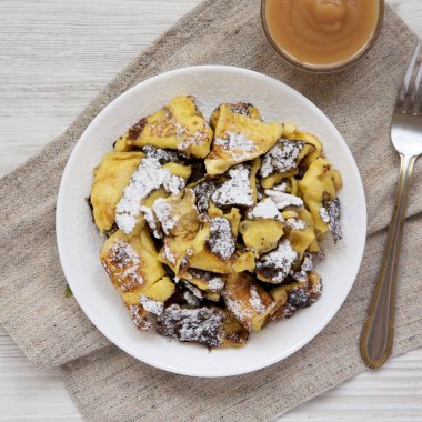 Bir whi üzerinde elma soslu ev yapımı Alman Kaiserschmarrn gözleme