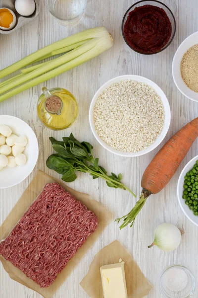 Ingredientes para cocinar Arancini en una mesa de madera blanca, parte superior vi — Foto de Stock