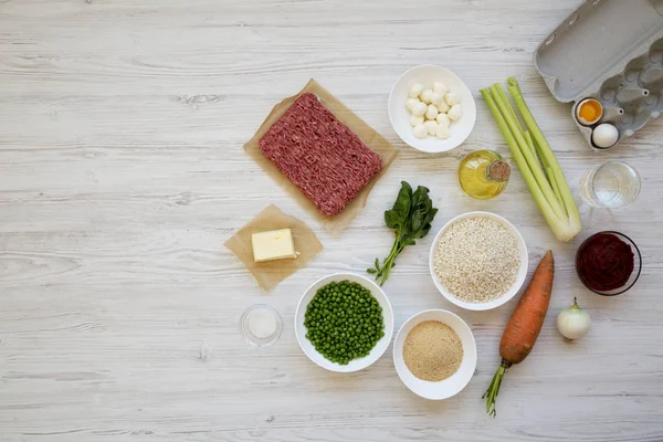 Beyaz ahşap arka plan üzerinde Arancini pişirme için Malzemeler, t
