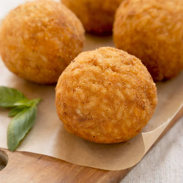 Hemlagad stekt Arancini med basilika på en rustik trä ombord, sid — Stockfoto