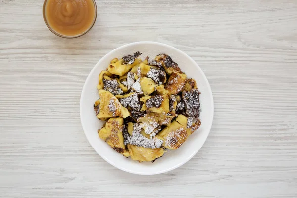 แพนเค้ก Kaiserschmarrnทําเองเยอรมันกับซอสแอปเปิ้ลบน whi — ภาพถ่ายสต็อก