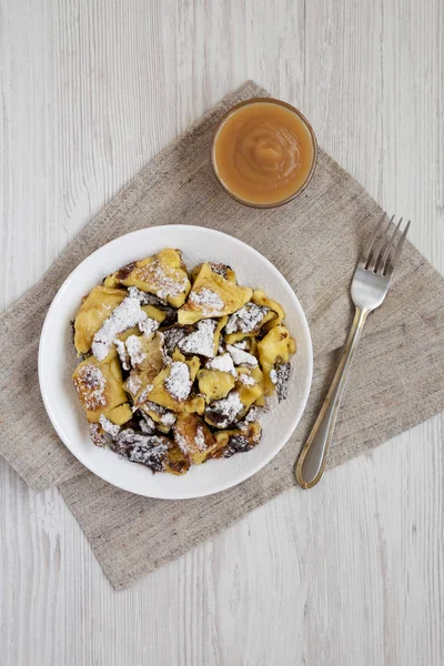 Bir whi üzerinde elma soslu ev yapımı Alman Kaiserschmarrn gözleme