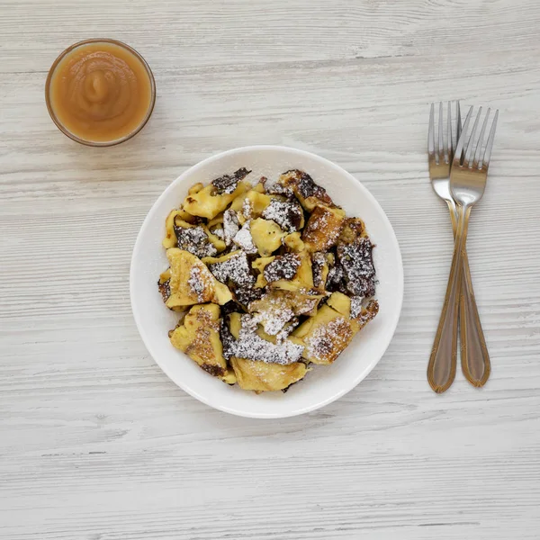 Bir whi üzerinde elma soslu ev yapımı Alman Kaiserschmarrn gözleme