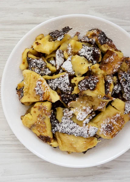 Bir whi üzerinde elma soslu ev yapımı Alman Kaiserschmarrn gözleme