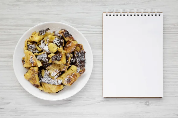 Beyaz bir tabak üzerinde ev yapımı Alman Kaiserschmarrn gözleme, boş n