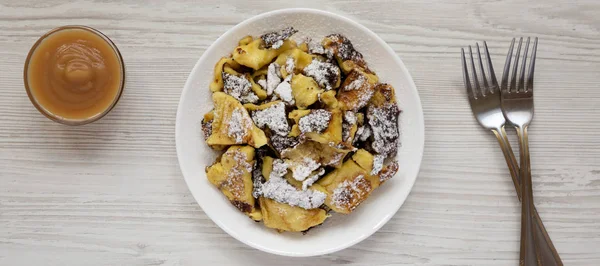 Bir whi üzerinde elma soslu ev yapımı Alman Kaiserschmarrn gözleme