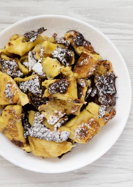 Beyaz ahşap yüzeyüzerinde ev yapımı Alman Kaiserschmarrn gözleme