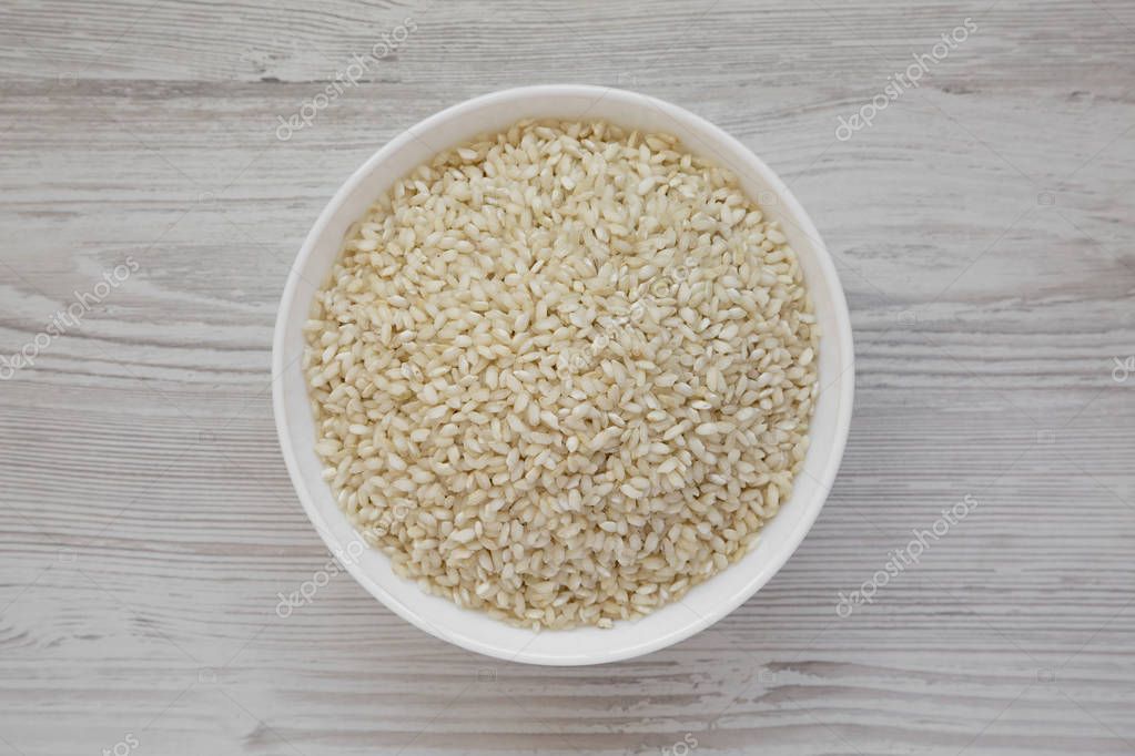 Arroz ecológico Arborio en un tazón blanco sobre una superficie de