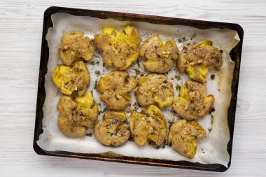 Ev yapımı sarımsak kekik bir tepside patates ezilmiş, üst görünümü. Düz