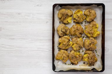 Ev yapımı sarımsak kekik bir tepside patates ezilmiş, üst görünümü. Düz