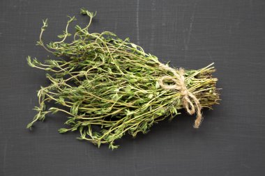 Siyah bir arka plan üzerinde ham organik taze kekik, yan görünüm. Yakın-