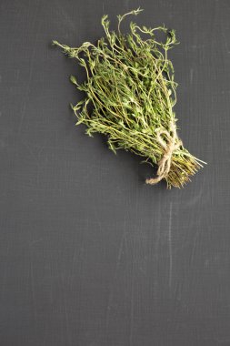 Siyah bir arka plan üzerinde Ham organik taze kekik, üst görünümü. Düz la