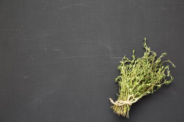 Siyah bir yüzeyüzerinde ham organik taze kekik, üst görünümü. Düz yatıyordu, 