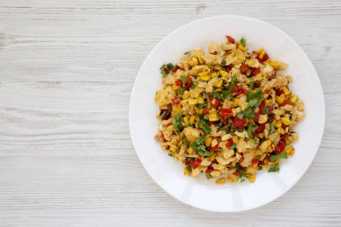 Beyaz bir w üzerinde beyaz bir tabak üzerinde ev yapımı güneybatı yumurta scramble