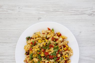 Beyaz bir w üzerinde beyaz bir tabak üzerinde ev yapımı güneybatı yumurta scramble