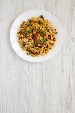 Yukarıdan görünüm, beyaz ahşap arka plan üzerinde beyaz bir tabak üzerinde ev yapımı güneybatı yumurta scramble. Düz yatıyordu, üstten, yukarıdan. Kopyalama alanı.