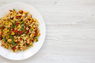 Beyaz bir w üzerinde beyaz bir tabak üzerinde ev yapımı güneybatı yumurta scramble