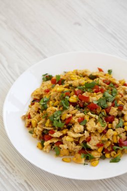 Beyaz bir w üzerinde beyaz bir tabak üzerinde ev yapımı güneybatı yumurta scramble