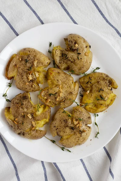 Timo all'aglio fatto in casa schiacciato patate su un piatto bianco, top vie — Foto Stock