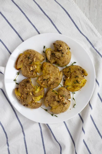 Timo Aglio Fatto Casa Schiacciato Patate Piatto Bianco Una Superficie — Foto Stock