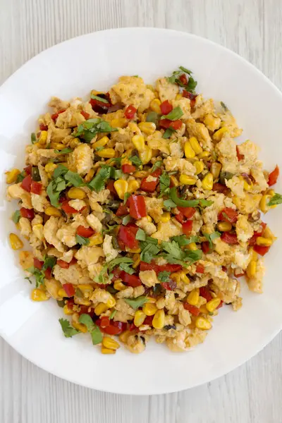 Beyaz bir w üzerinde beyaz bir tabak üzerinde ev yapımı güneybatı yumurta scramble