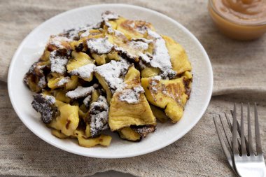 Beyaz tabakta ev yapımı Alman Kaiserschmarrn gözleme, düşük ang