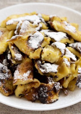 Beyaz tabakta ev yapımı Alman Kaiserschmarrn gözleme, düşük ang