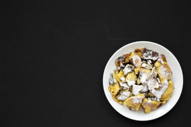 Siyah bir yüzey üzerinde ev yapımı Alman Kaiserschmarrn gözleme, üst v