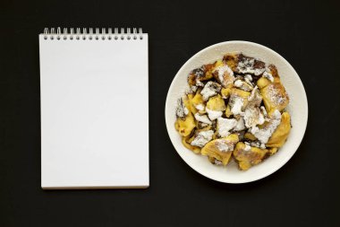 Ev yapımı Alman Kaiserschmarrn gözleme ve boş not defteri bir bl