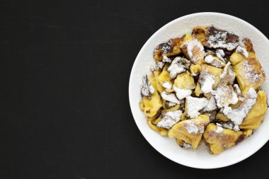 Siyah bir arka plan üzerinde ev yapımı Alman Kaiserschmarrn gözleme, için