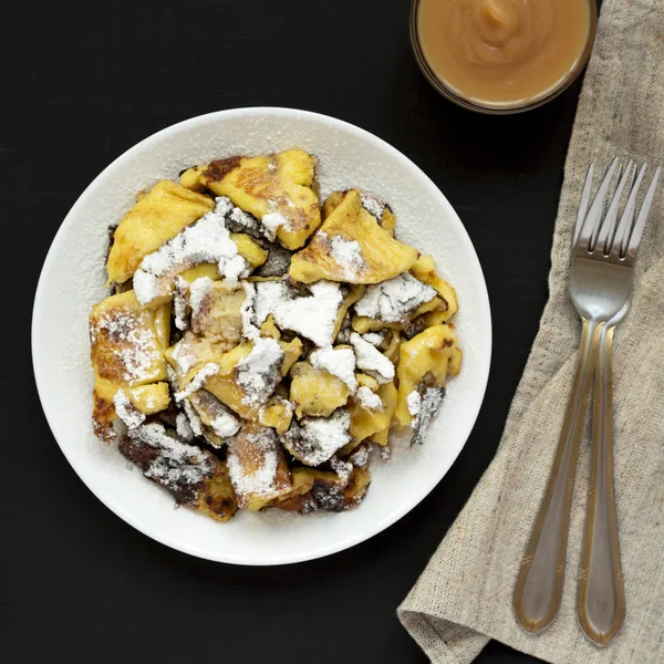 Üst görünüm, elma sauc ile ev yapımı Alman Kaiserschmarrn gözleme