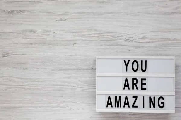 "Du är fantastisk" ord på en Lightbox på en vit träyta, — Stockfoto