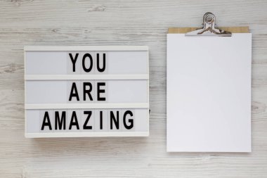 'Sen inanılmaz' bir ışık kutusu, boş shee ile pano üzerinde kelimeler