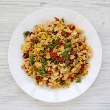 Beyaz bir w üzerinde beyaz bir tabak üzerinde ev yapımı güneybatı yumurta scramble