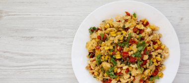 Beyaz bir w üzerinde beyaz bir tabak üzerinde ev yapımı güneybatı yumurta scramble